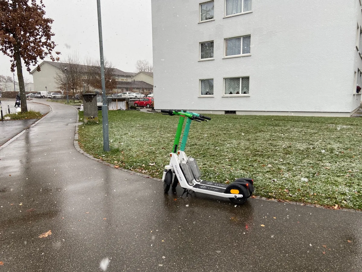 Zwei Limes, die am Rand des Trottoirs stehen.